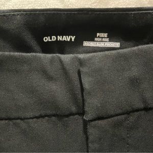 Old Navy High Rise Pixie Pant - Black - Size 6!